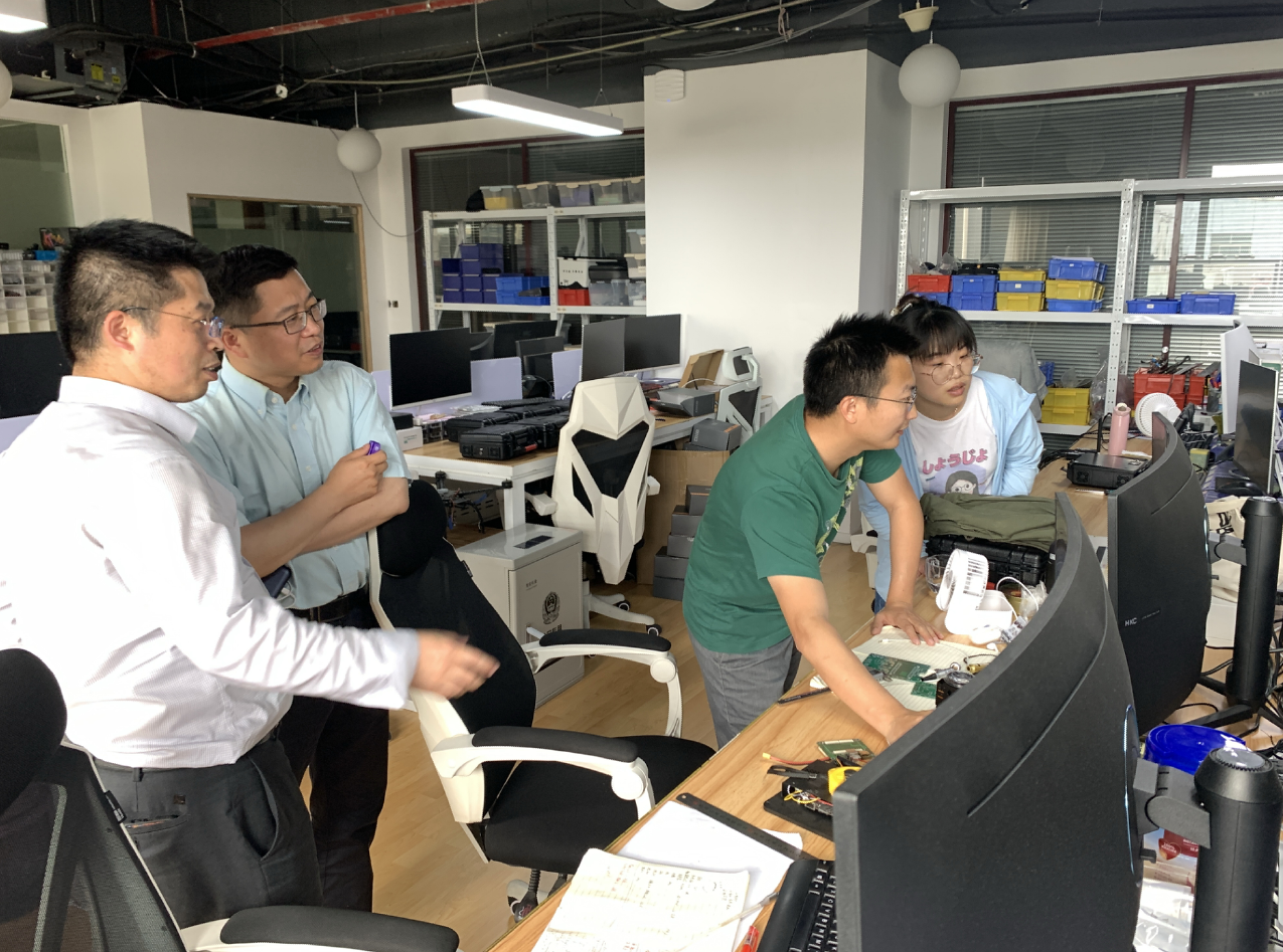 記者在公司采訪